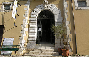 La porta di ingresso di Palazzo Brancaleoni, sede del Museo Civico Archeologico di Fara in Sabina.