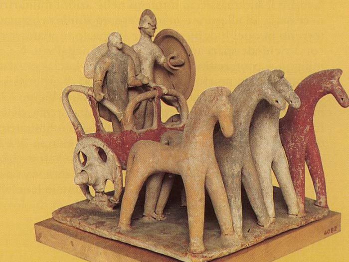 Modellino fittile di cocchio greco da Tanagra in Beozia. Atene, Museo Archeologico Nazionale.