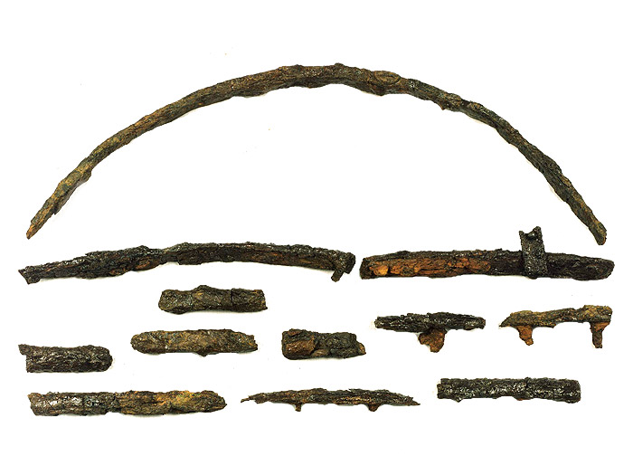 Frammenti spettanti ai cerchioni dei due veicoli rinvenuti nella tomba XI.