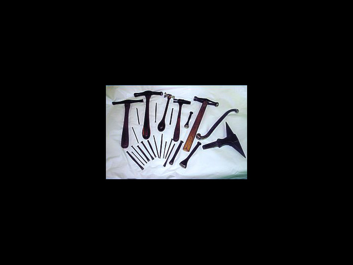 Attrezzature moderne per la decorazione a cesello.