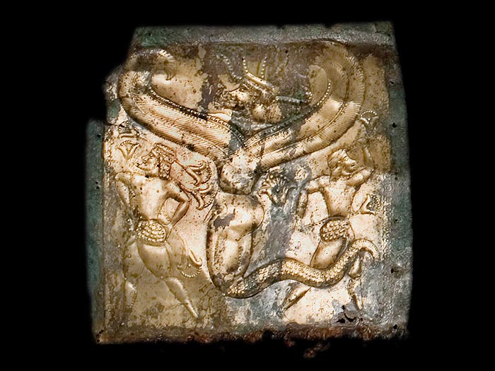 Lamina in bronzo con raffigurazione di Tifone alato affiancato da due personaggi maschili.