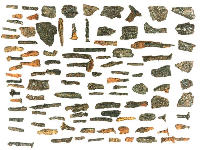 Gruppo di frammenti in ferro con resti di materia organica appartenenti ai due veicoli rinvenuti nella tomba XI.