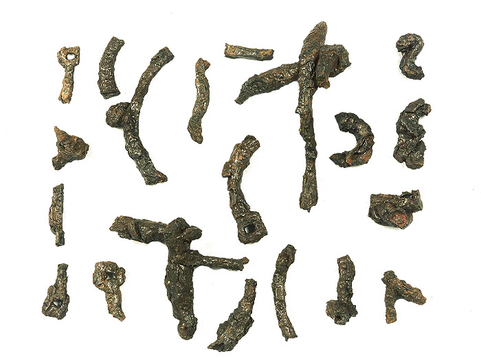 Frammenti pertinenti alla coppia di morsi equini rinvenuti nella tomba XI.