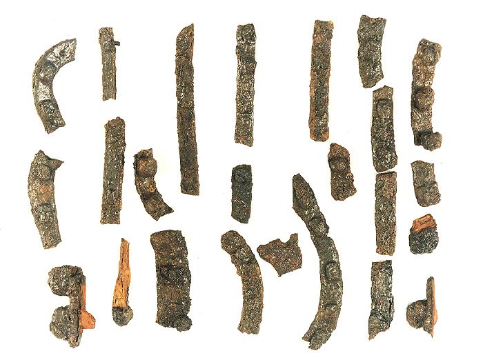 Frammenti in ferro pertinenti ai rivestimenti delle ringhiere dei parapetti del cocchio.