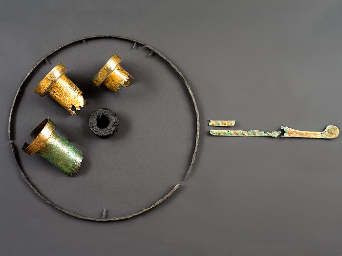 Frammenti relativi ai quattro cilindri bronzei di rivestimento dei mozzi del cocchio.