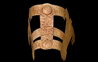 Rivestimento in bronzo della testiera di uno dei cavalli.