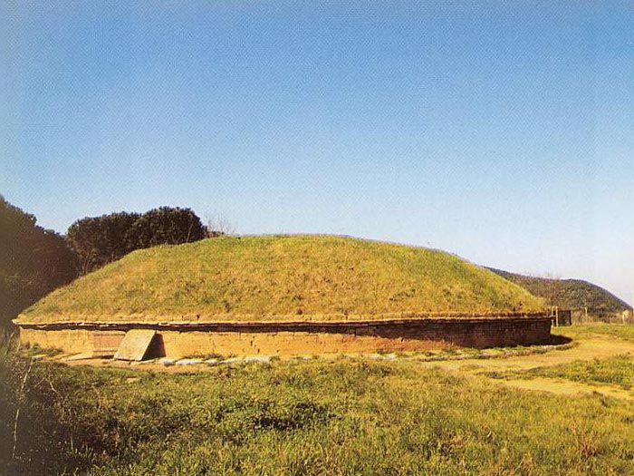 Veduta del Tumulo dei Carri di Populonia.