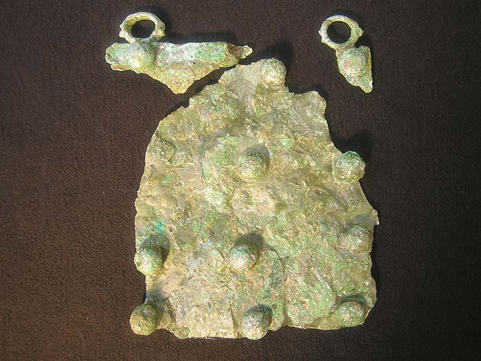 Frammento di placca di cinturone in bronzo. Fara in Sabina, Museo Civico Archeologico.
