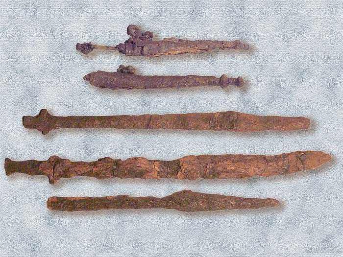 Spada con elsa a croce, pugnali e punte di lancia. Fara in Sabina, Museo Civico Archeologico.