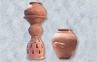 Holmos con olla globulare e olla stamnoide provenienti dalla tomba X. Fara in Sabina, Museo Civico Archeologico.
