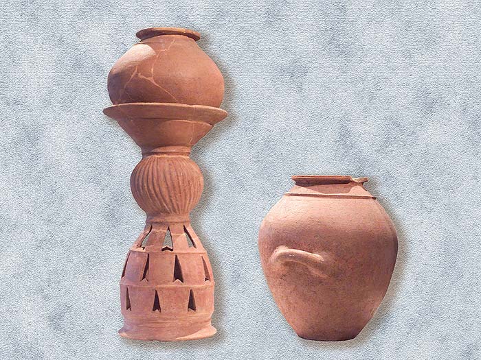 Holmos con olla globulare e olla stamnoide provenienti dalla tomba X. Fara in Sabina, Museo Civico Archeologico.