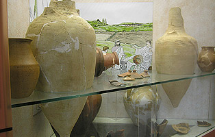 I materiali trovati nella fossa votiva, conservati nel Museo Civico Archeologico di Fara in Sabina.