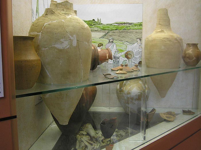 I materiali trovati nella fossa votiva, conservati nel Museo Civico Archeologico di Fara in Sabina.