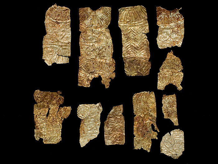 Lamine d'oro di diverse dimensioni, decorate ad impressione.