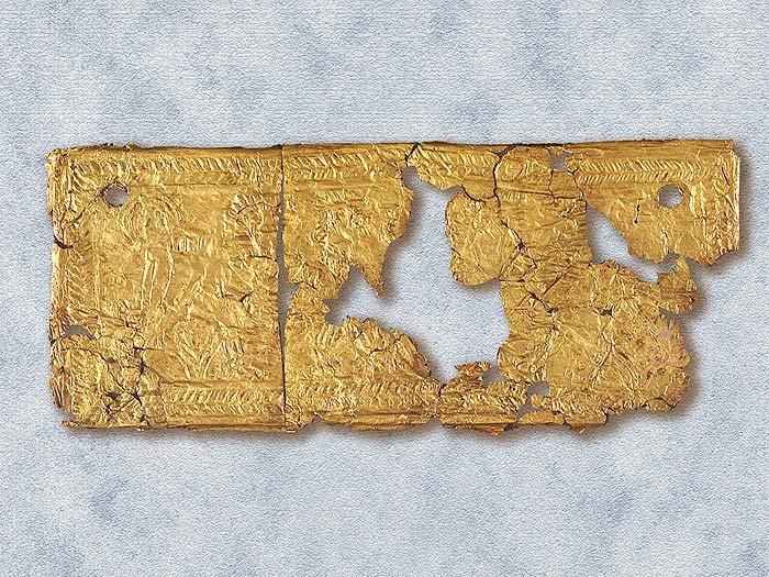 Placchetta rettangolare in oro, decorata con due sfingi affrontate ai lati di una palmetta.