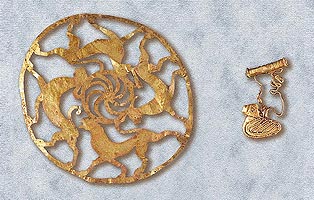 Pendagli in oro e argento, con castone in ambra e decorazioni in oro, alcuni di fattura raffinata (pendaglio a paperella decorata a filigrana).