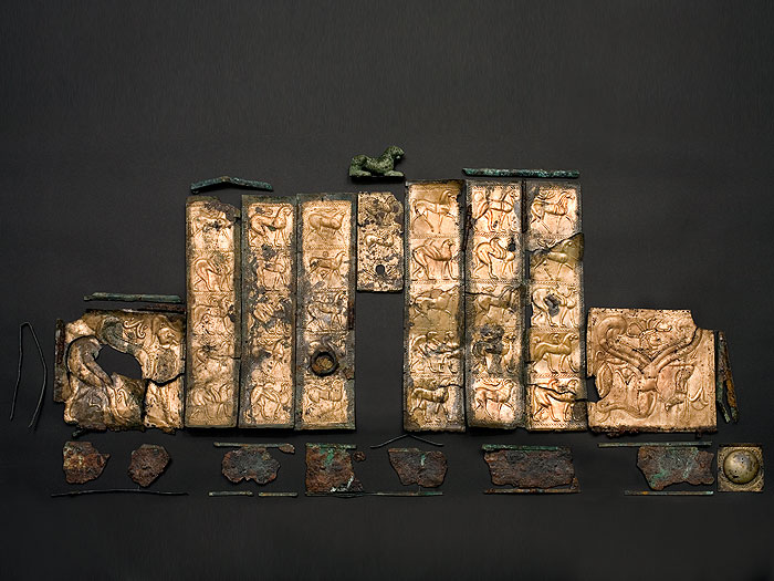 Lamine di bronzo pertinenti alla decorazione del calesse.