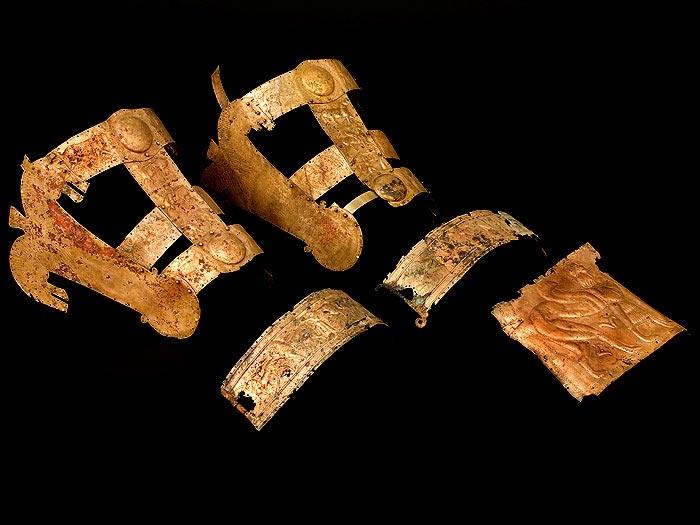 Bardature in lamina di bronzo per i cavalli del calesse.