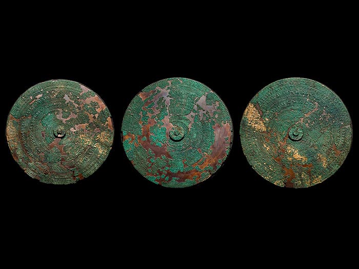 Scudi in lamina di bronzo da parata. 