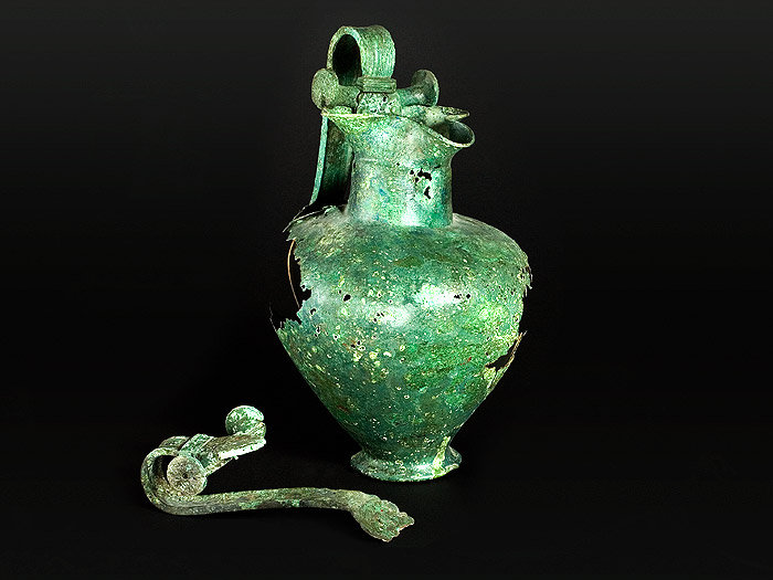 Oinochoai di tipo rodio in bronzo.