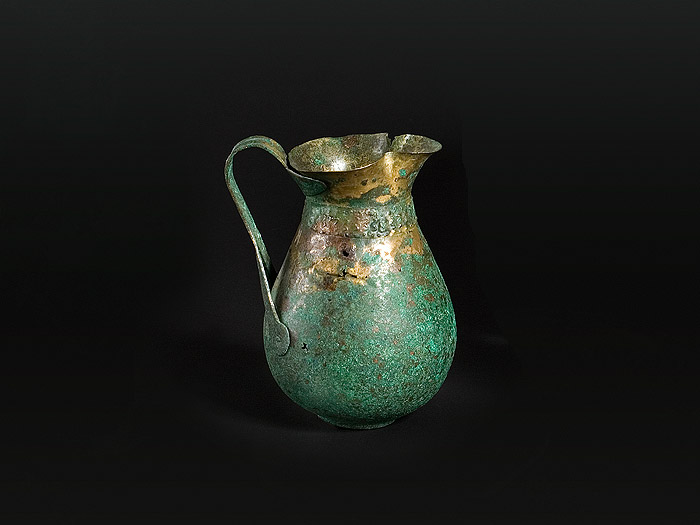 Olpetta in lamina di bronzo a bocca trilobata.