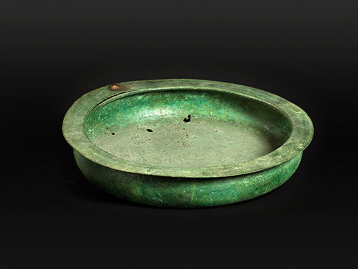  Grande bacile in bronzo con orlo piatto decorato a treccia.