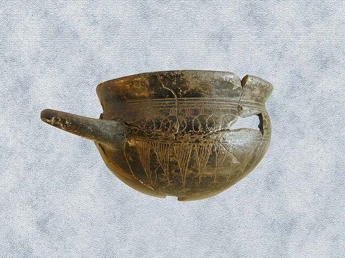  Coppa in impasto bruno decorata ad incisione.