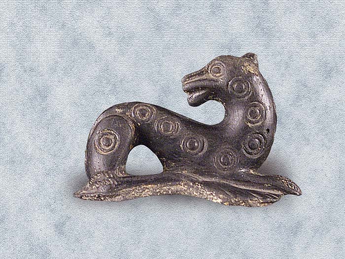  Presa di coperchio conformata a leoncino retrospicente.