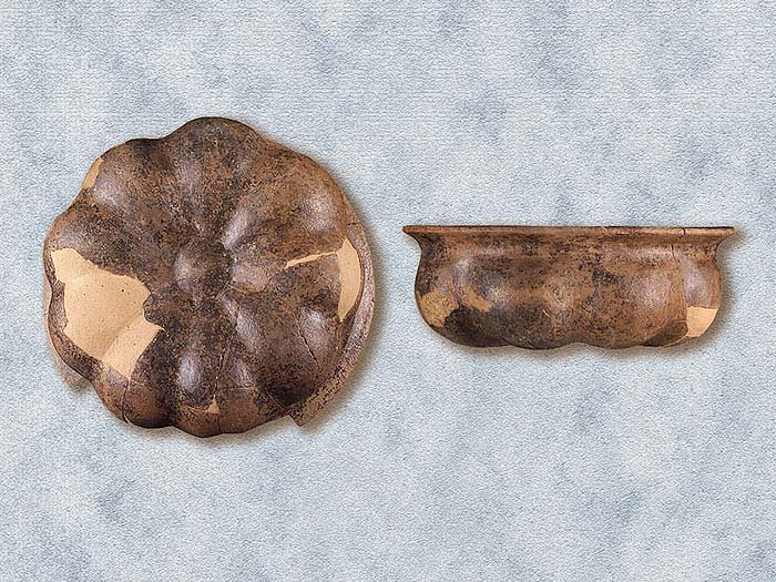 Due patere baccellate in impasto bruno.