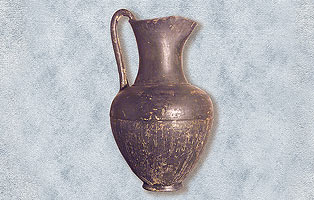 Oinochoe di bucchero proveniente dalla tomba X. Fara in Sabina, Museo Civico Archeologico.