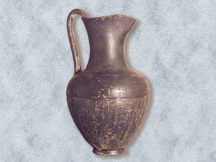  Oinochoe di bucchero proveniente dalla tomba X. Fara in Sabina, Museo Civico Archeologico.