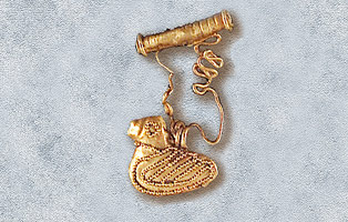 Pendente di orecchino con anatrella decorata a granulazione. Fara in Sabina, Museo Civico Archeologico.