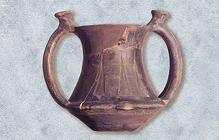 Vaso biansato di impasto proveniente dalla tomba X. Fara in Sabina, Museo Civico Archeologico.