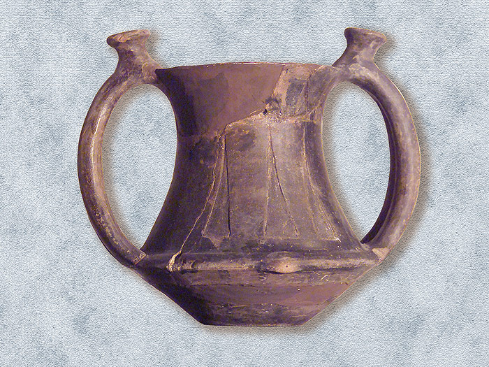  Vaso biansato di impasto proveniente dalla tomba X. Fara in Sabina, Museo Civico Archeologico.