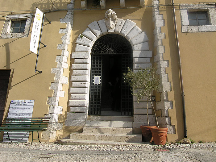  La porta di ingresso di Palazzo Brancaleoni, sede del Museo Civico Archeologico di Fara in Sabina.