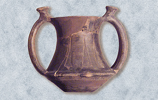 Vaso biansato di impasto lucidato a stecca proveniente dalla tomba X. Fara in Sabina, Museo Civico Archeologico.