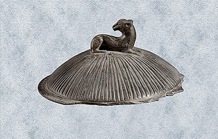 Coperchio di pisside in bucchero con leoncino retrospiciente. Fara in Sabina, Museo Civico Archeologico.