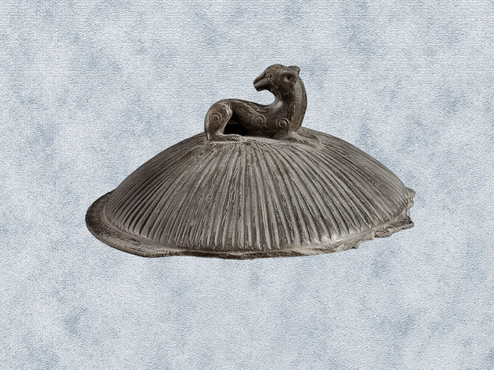  Coperchio di pisside in bucchero con leoncino retrospiciente. Fara in Sabina, Museo Civico Archeologico.